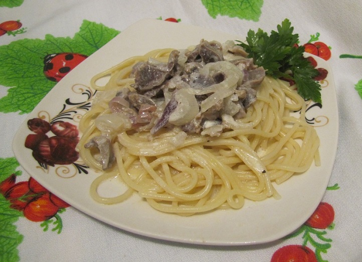Куриные желудки в сметане