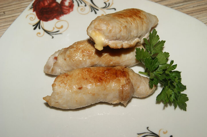 Рулеты из свинины с сыром и помидорами