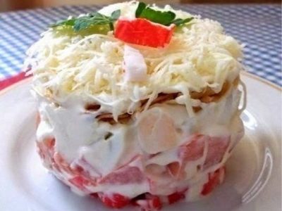 Салат с крабовыми палочками и помидорами