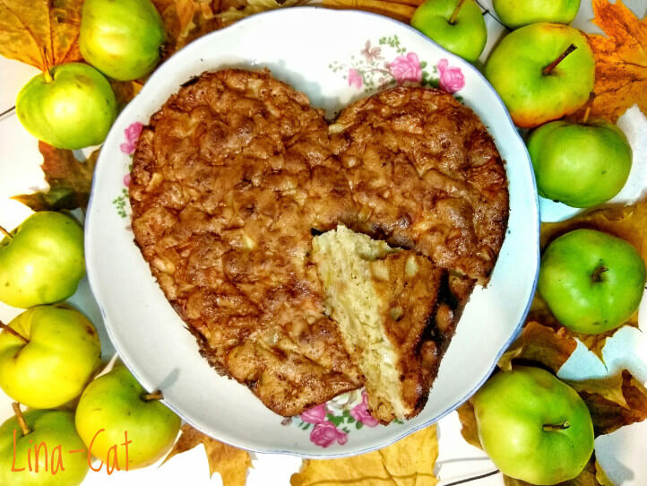 Яблочная шарлотка